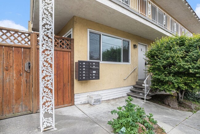 Building Photo - 370 Santa Clara Ave