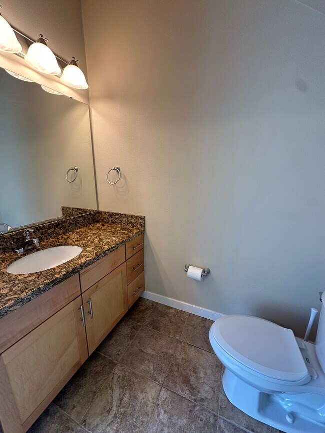 Building Photo - GORGEOUS Downtown Unit!!!