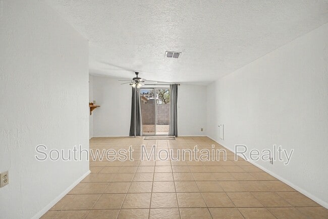 Building Photo - 560 S Grand Dr