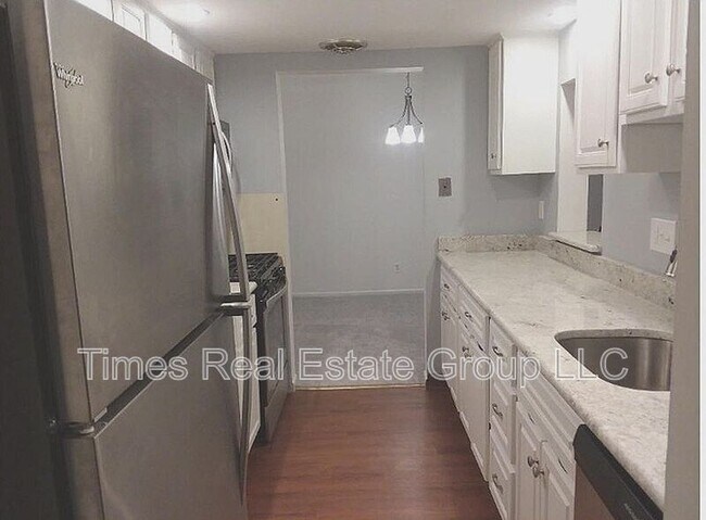 Building Photo - 400 Drummers Ln