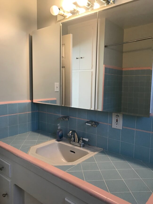 Building Photo - 1304 S Irena Ave