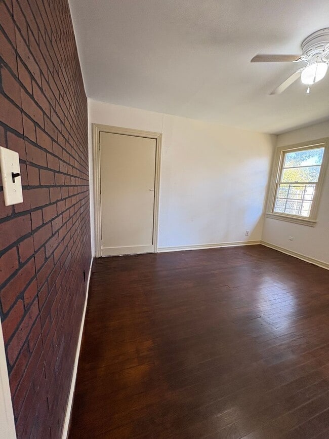 Building Photo - Beautiful 4 bedroom/ 2 bath home with Central Air&Heat