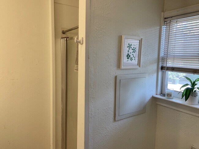 Building Photo - 822 Byrne St