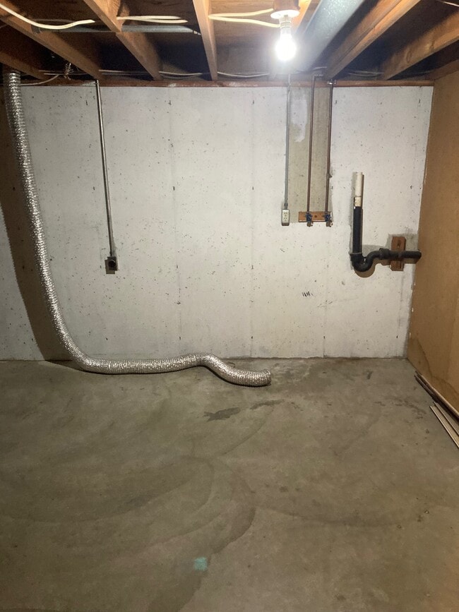 Building Photo - 27 Holly Dr