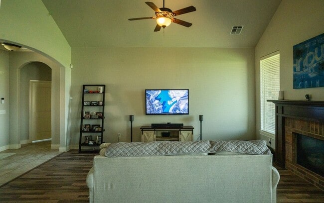 Building Photo - Beautiful Eastlake Home, easy access to Ft...
