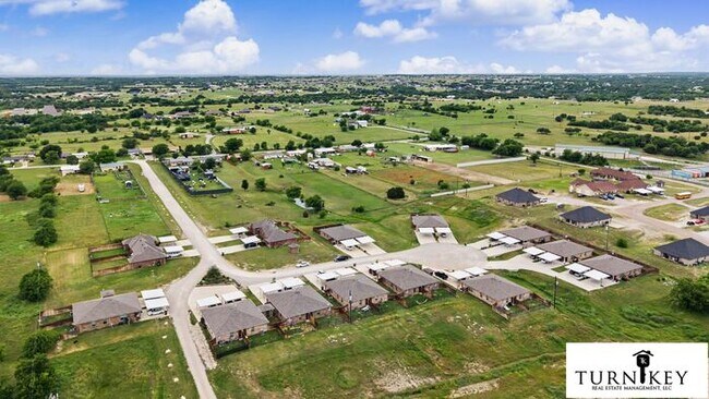 Building Photo - Stunning 3/2 Duplex in Weatherford — Granite Kitchen, Fenced Yard & Water Bill Included!