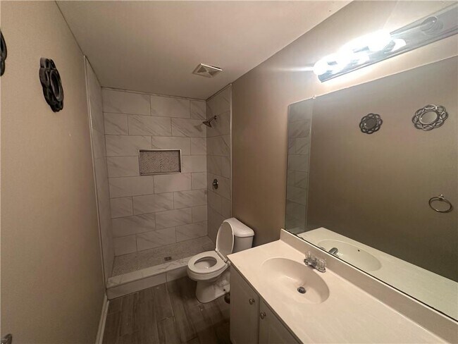 Building Photo - 61 Longwood Ct