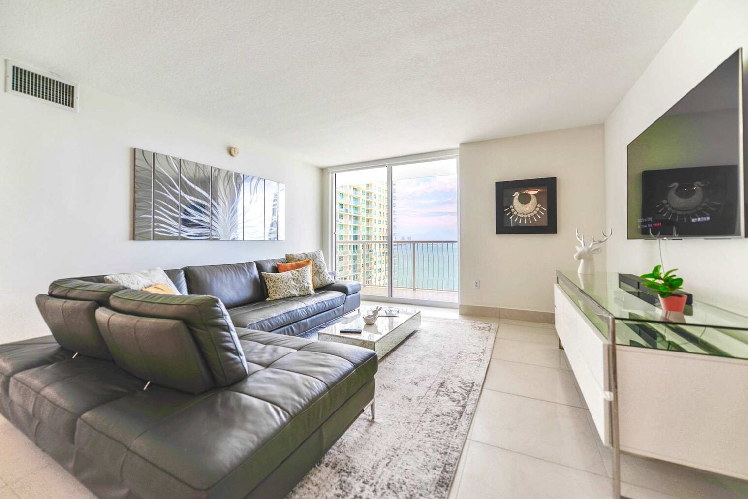 Building Photo - 1200 Brickell Bay Dr