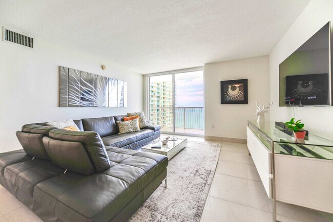 Building Photo - 1200 Brickell Bay Dr