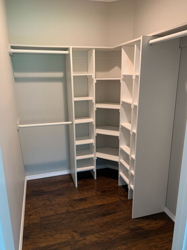 Building Photo - 3 bed/2 bath - Ready to Move In