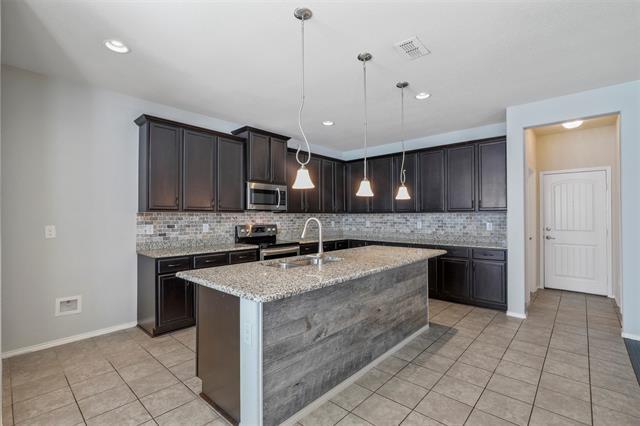 Building Photo - 9232 Blackstone Dr