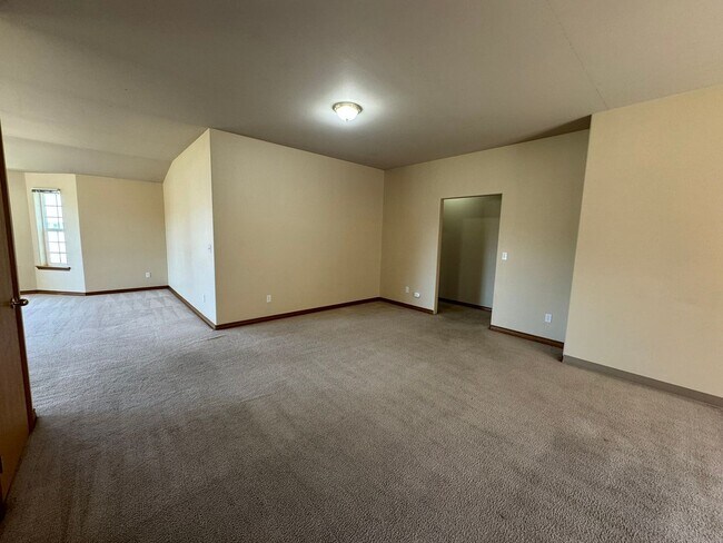Building Photo - 4 Bedroom, 2 Bath House! Available to Rese...