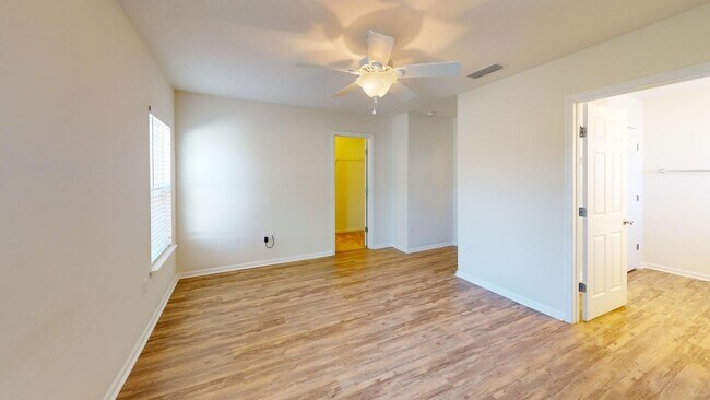 Building Photo - LOCATION! LOCATION! LOCATION!