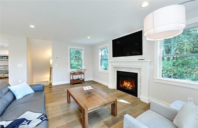 Building Photo - 137 Rosebriar Ave