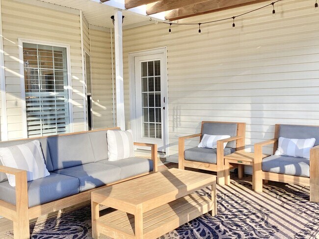 Building Photo - 4 Bed/3 Bath Spacious Home! Extra 2 Car Ga...