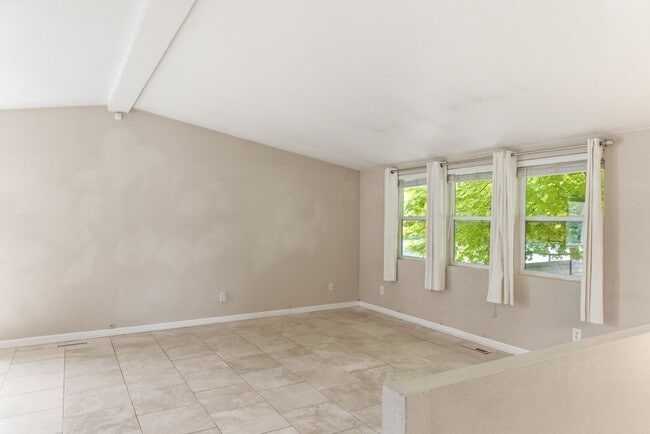 Building Photo - Spacious and versatile 6-bedroom, 2-bath split-level home