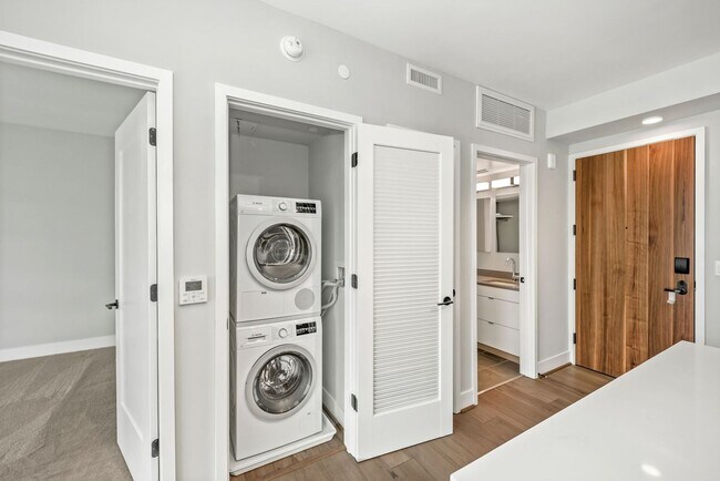 Building Photo - One Month Free For A Lease Start by 8/3! 6...