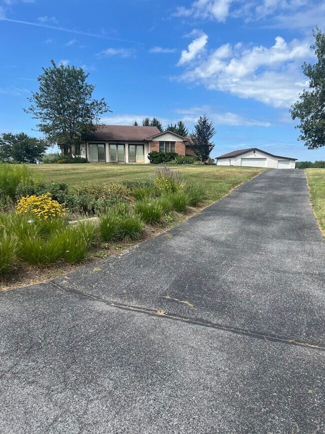 Building Photo - 3 Bedroom Home on 3 Acres