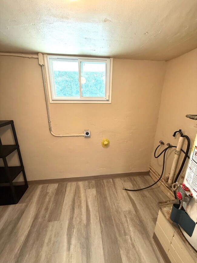 Building Photo - ** 3 bed 2 bath located off perry hill ** ...