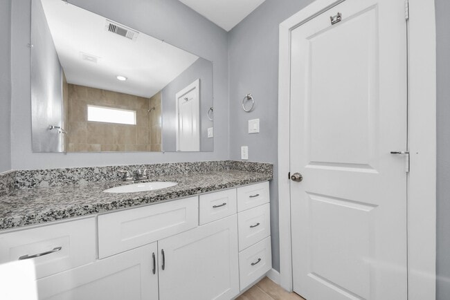 Building Photo - 618 Maple Way St