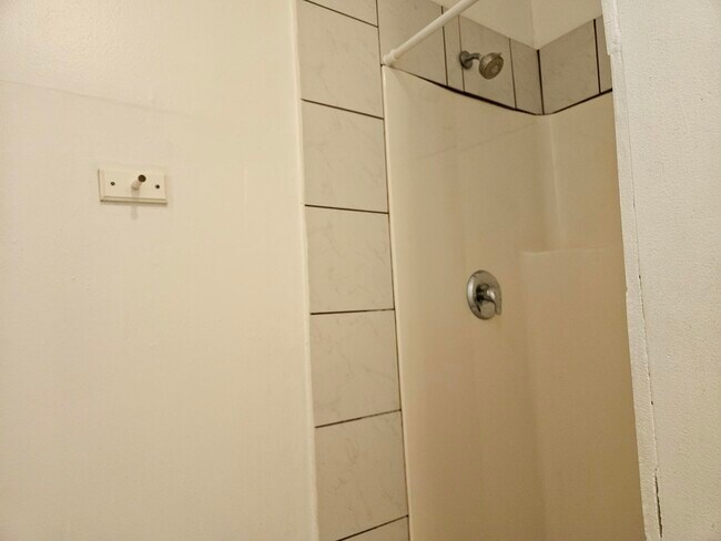 Building Photo - 5027 Creekmont Dr