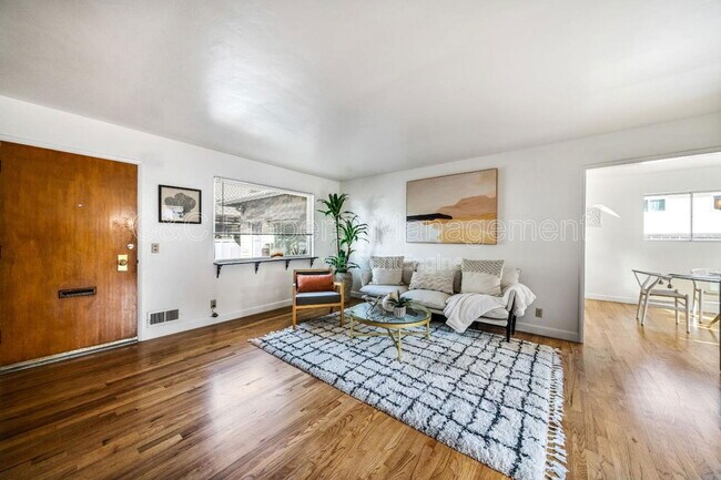 Building Photo - 582 Newton St