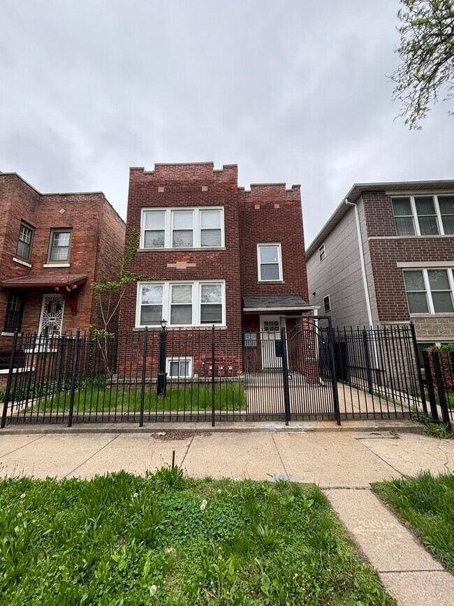 Building Photo - 7240 S Cornell Ave