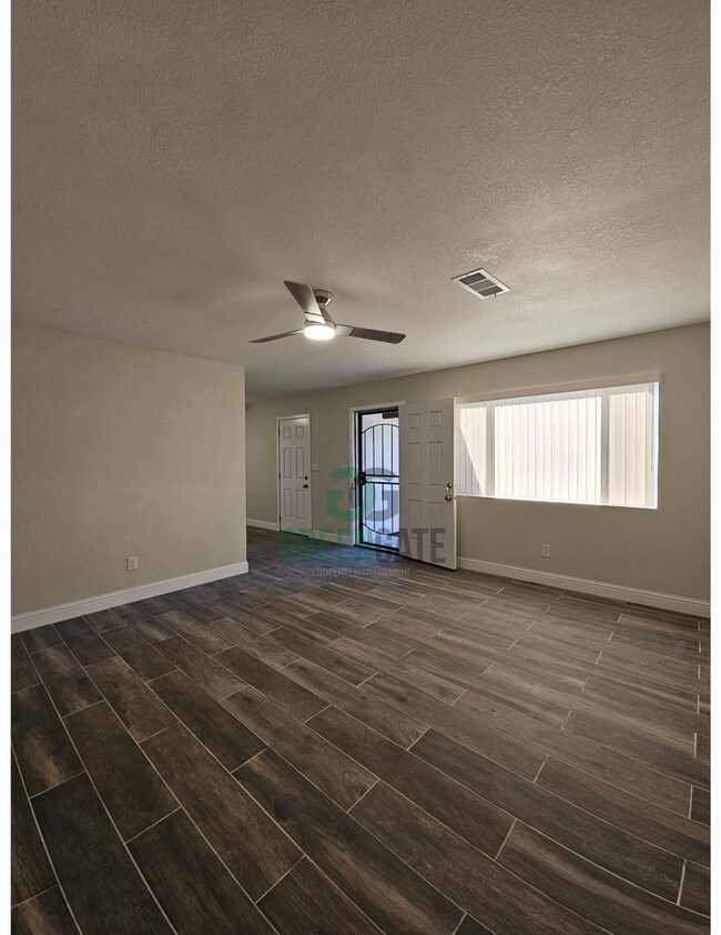 Building Photo - 901 Valente Way