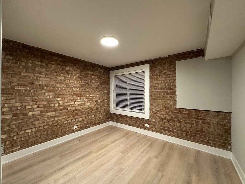 Building Photo - 1220 N La Salle Dr