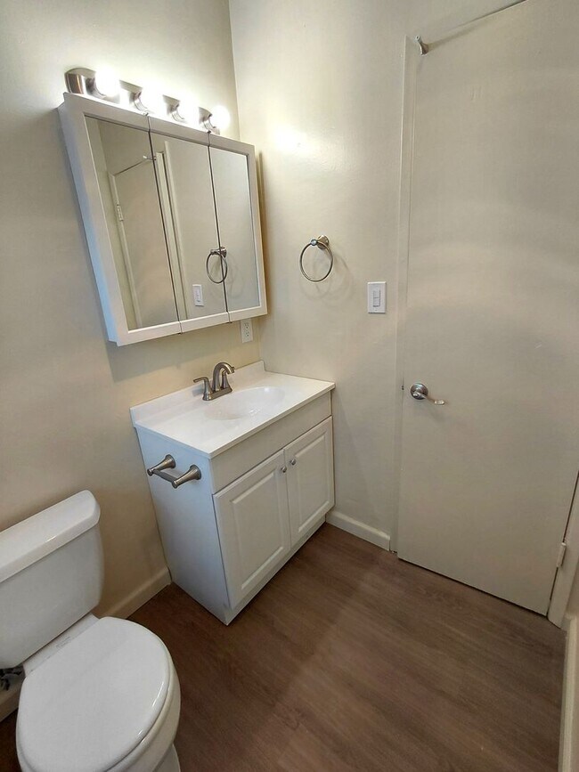 Building Photo - Memorial Apartments- Super Clean 2 Bedroom 1 Bath Apartment in Memorial Heights