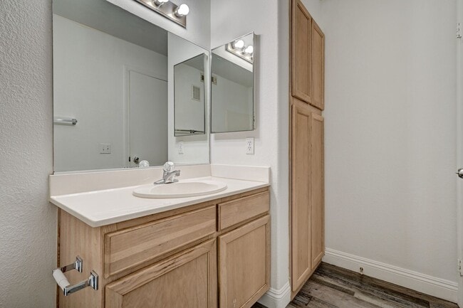 Building Photo - Great 2 bedroom 2 bathroom upstairs condo!