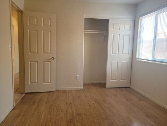 Building Photo - Single Story 3-Bedroom