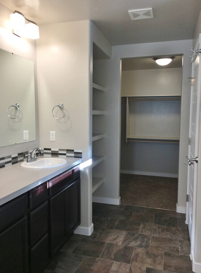 Building Photo - Beautiful home with 3bd 2ba and bonus room. Located in the Irvine Subdivision, just off  Chinden ...