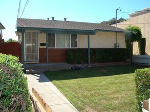 Building Photo - Single family 2 bedroom 1 bath, washer/dry...