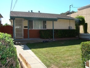 Building Photo - Single family 2 bedroom 1 bath, washer/dryer in unit