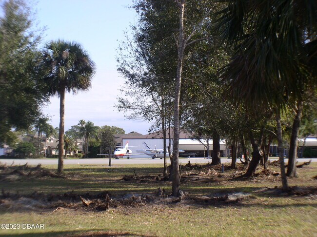 Building Photo - 8 Taxiway Lindy Loop