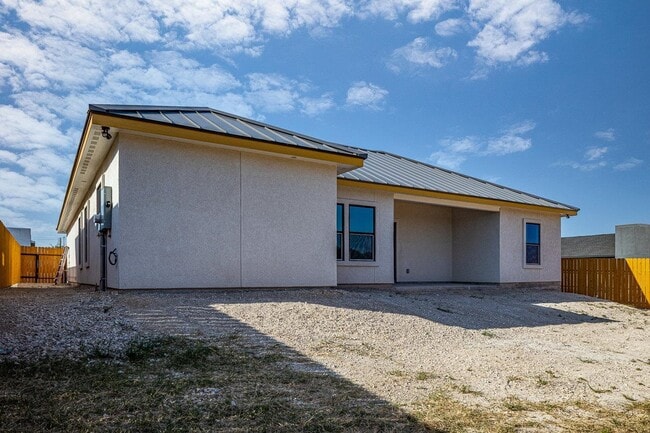 Building Photo - 51 Yvonne Dr