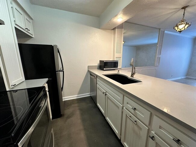 Building Photo - 6501 E Hill Dr