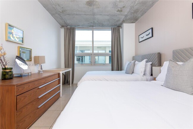 Building Photo - 3250 NE 1st Ave