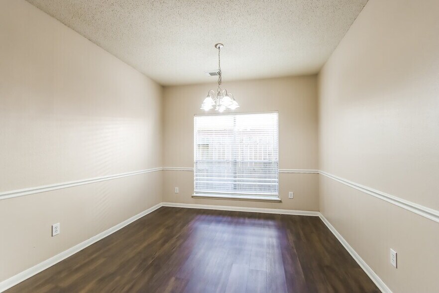 Building Photo - 7131 Maple Walk Dr