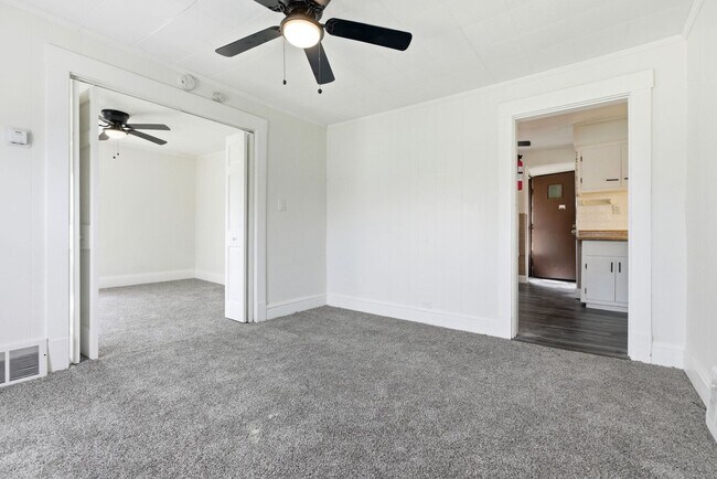 Building Photo - 689 Midland Ave