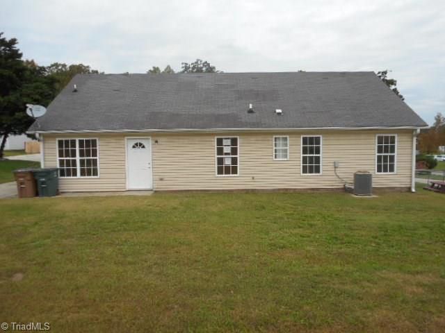 Building Photo - COMING SOON 3 BEDS/2 BATHS!