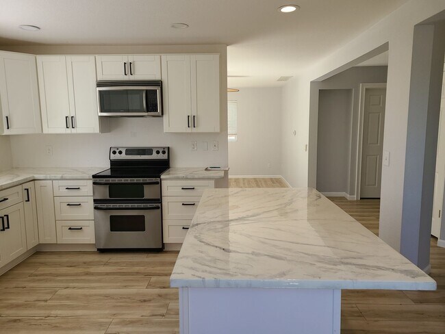 Building Photo - Beautiful Updated 3 bedroom 2.5 bath Hayde...