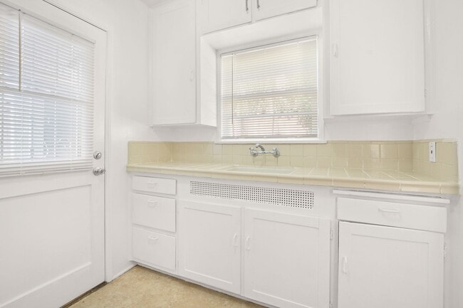 Building Photo - Charming Triplex Unit in Historic Rose Park