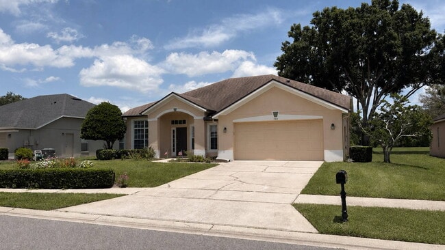 Building Photo - "Stunning 4-Bedroom Lake View Home in Oviedo – Spacious 2,132 Sq Ft Retreat!"