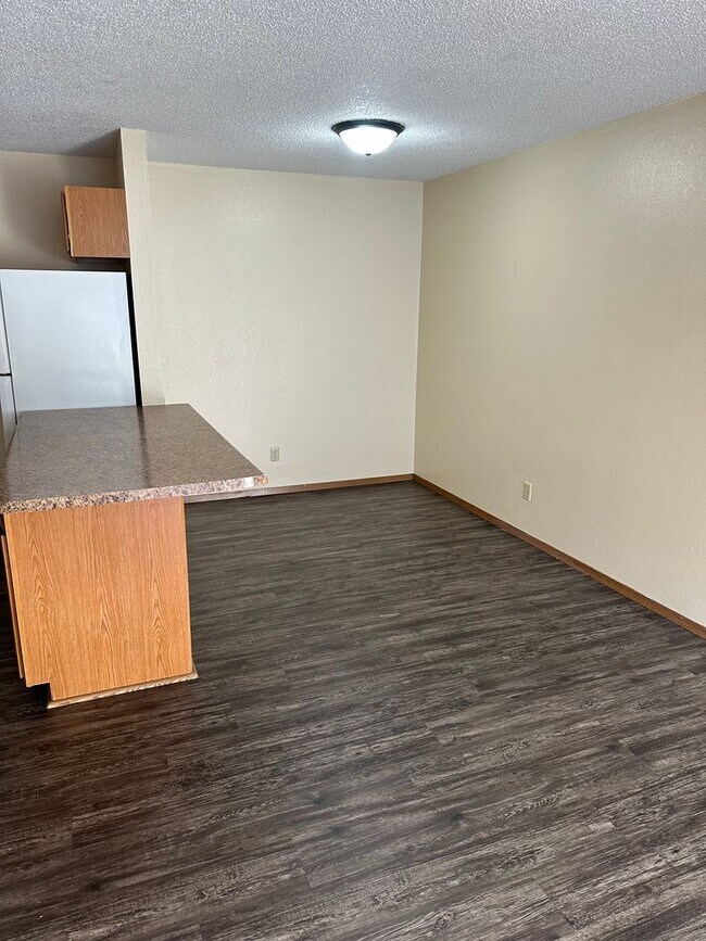 Building Photo - Four Bedroom Apartment