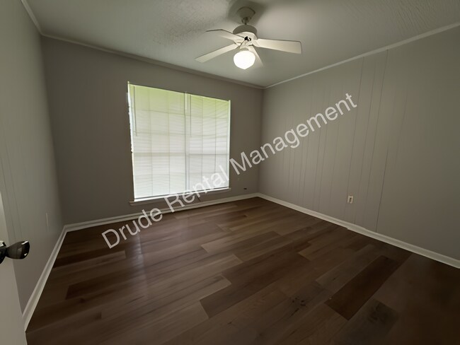 Building Photo - Quiet Country Living