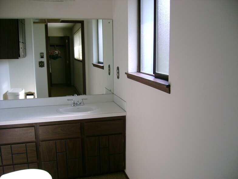 Building Photo - 1420 W 10th St