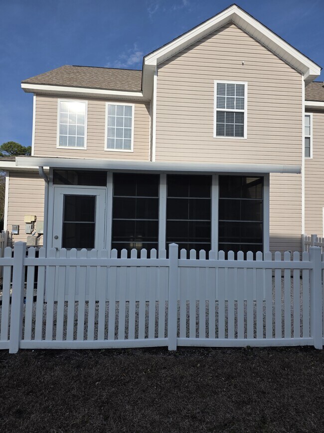 Building Photo - 1041 Fairway Ln