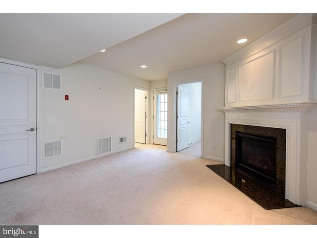 Building Photo - 256 Hudson Dr